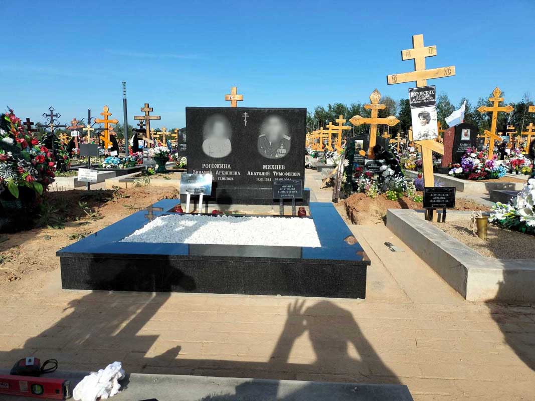 Мемориальный комплекс с горизонтальной стелой и мраморной отсыпкой МК-81