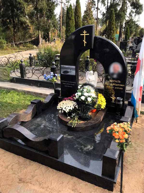 Мемориал комплекс «Арка» из габбро-диабаз с ангелом из мрамора МК-30