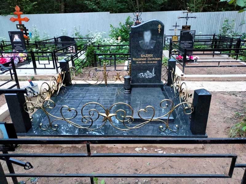 Мемориальный комплекс из гранита с кованной оградкой МК-5