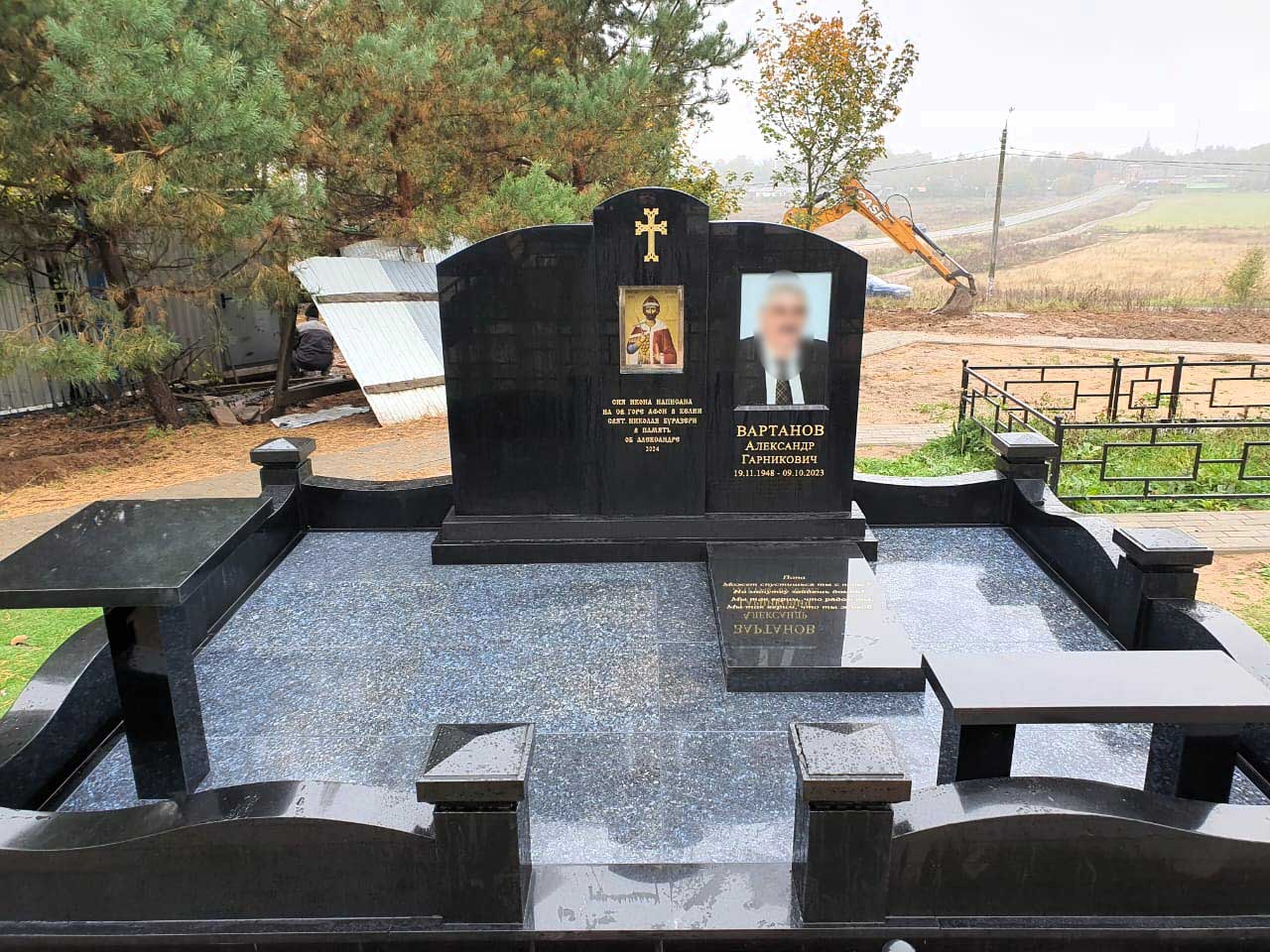 Мемориальный комплекс комбинированный гранит Ромбак и Blue Pearl МК-17