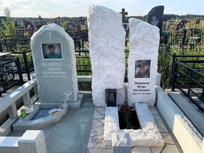 Мемориальный комплекс в сочетаний Мансуровский гранит и Саянский мрамор МК-24