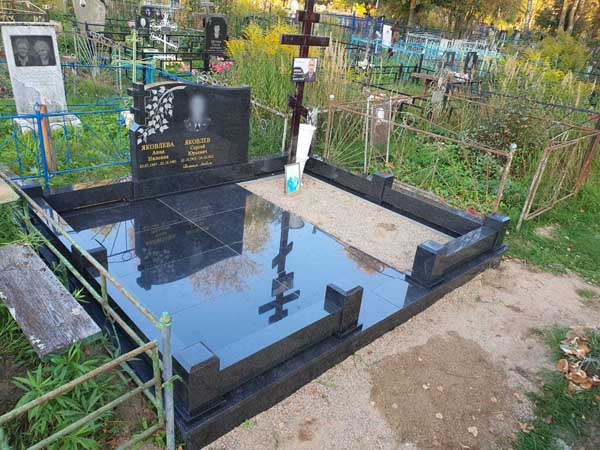 Мемориальный комплекс семейный из габбро-диабаза на три захоронения МК-44