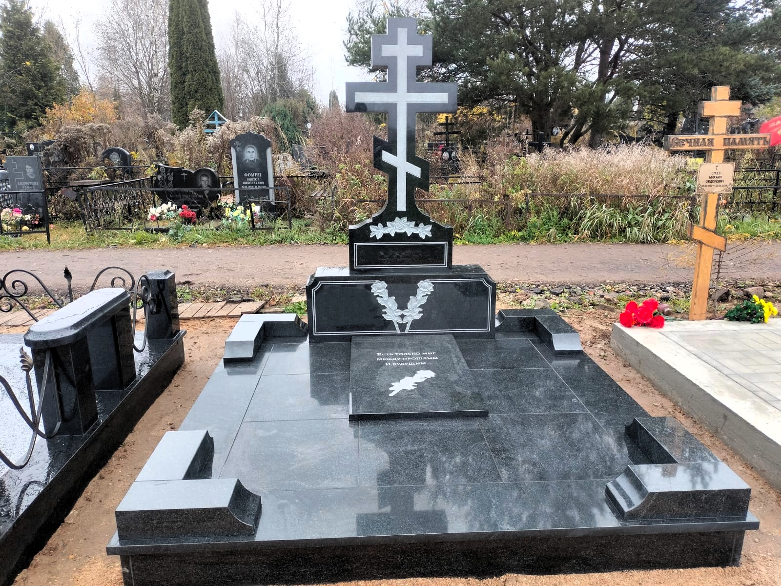 Мемориальный комплекс с гранитным крестом МК-43