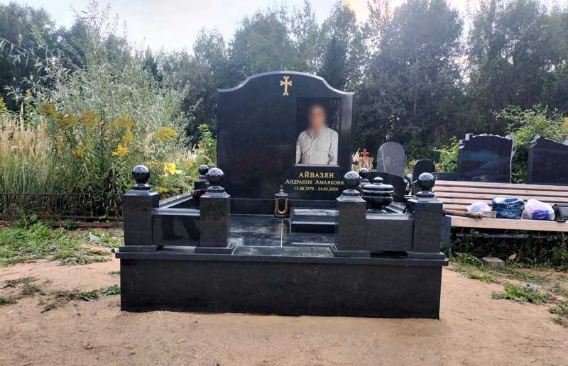 Мемориальный комплекс из гранита на высокой плите МК-1