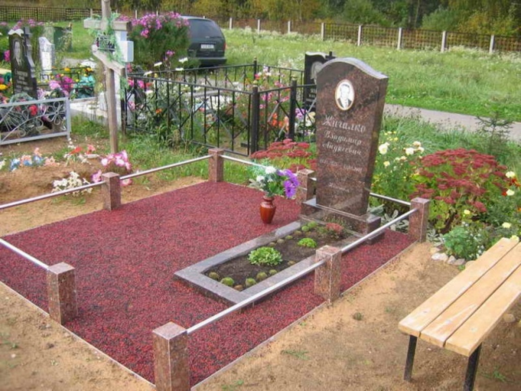 Оформление захоронения подкрашенной мраморной крошкой
