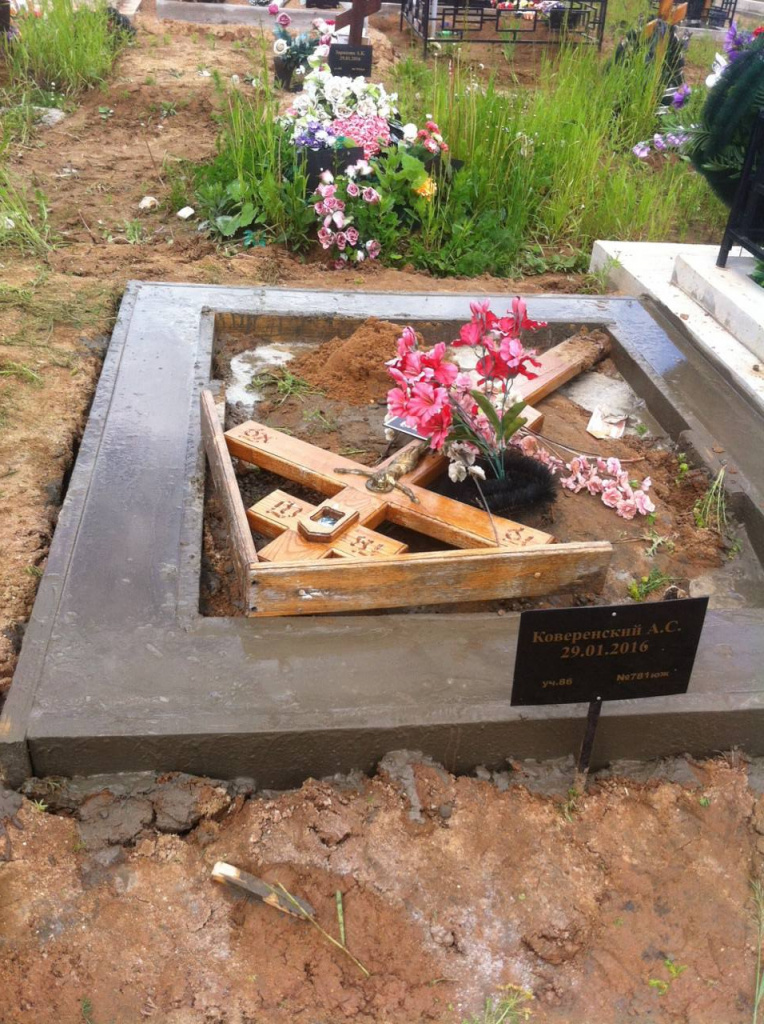 Заливка бетонного армированного фундамента по периметру могилы