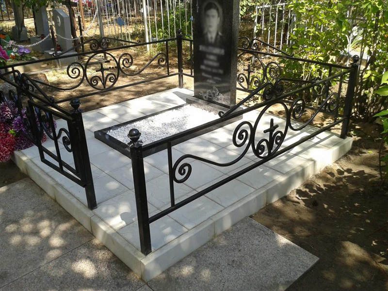 Оформление могилы тротуарной плиткой с бордюром