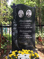 Памятник с крестом слева