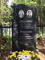 Памятник с крестом слева