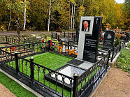 Европейский памятник с цветным фото на стекле