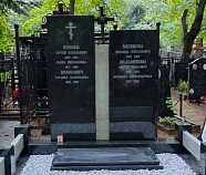 Двойной памятник со стелами разной высоты из гранита