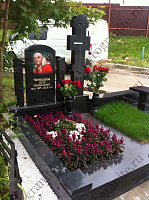 Памятник с отдельно стоящим крестом