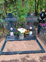 Два шестиконечных креста на постаменте